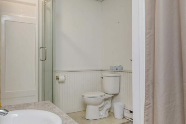 13-APt2-bathroom