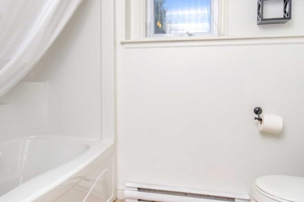 30-Aprt-bathroom-a