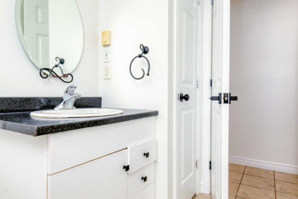 31-Aprt-bathroom-b